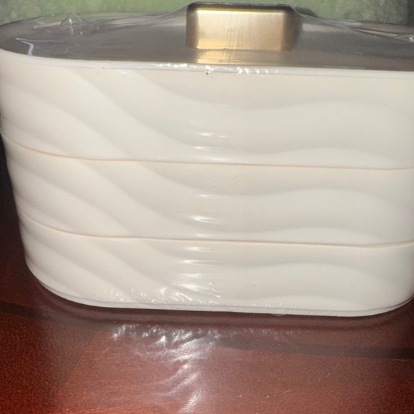 Cream Stackable Plastic Storage Box NIP - Picture 3 of 5
